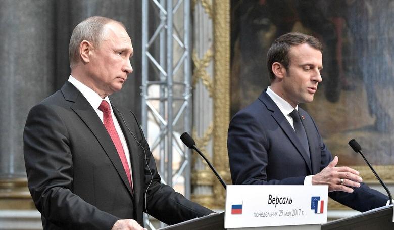 Президент России Владимир Путин со своим французским коллегой Эммануэлем Макроном