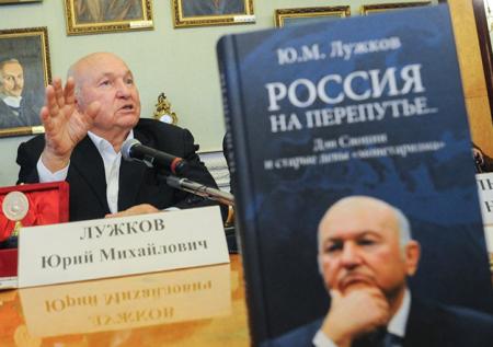 Кого увековечить доской, а кого — улицей