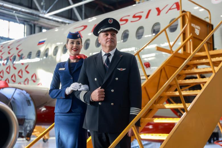 Стюардесса и пилот авиакомпании «Россия» во время презентации самолета Sukhoi Superjet 100