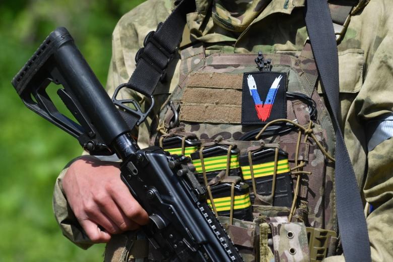 Нашивка со знаком V на форме военнослужащего разведгруппы