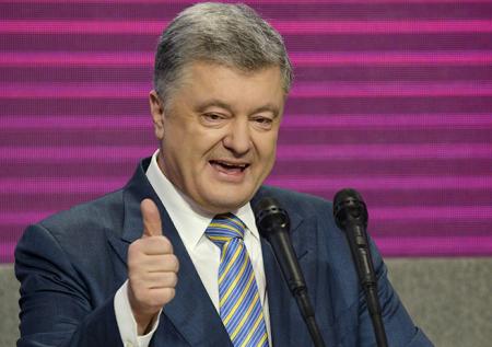 Порошенко с женой и сыном сняли на отдыхе в ресторане Лондона
