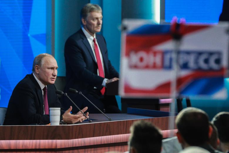 Президент РФ Владимир Путин и Пресс-секретарь президента России Дмитрий Песков