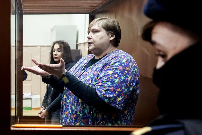Ольга Архарова (на заднем плане) и Александра Баязитова во время оглашения приговора