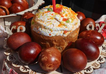 Не в луке и не в куркуме: как покрасить яйца с помощью чая каркаде