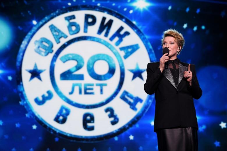 Ведущая Яна Чурикова на гала-шоу «Фабрика звезд. 20 лет»