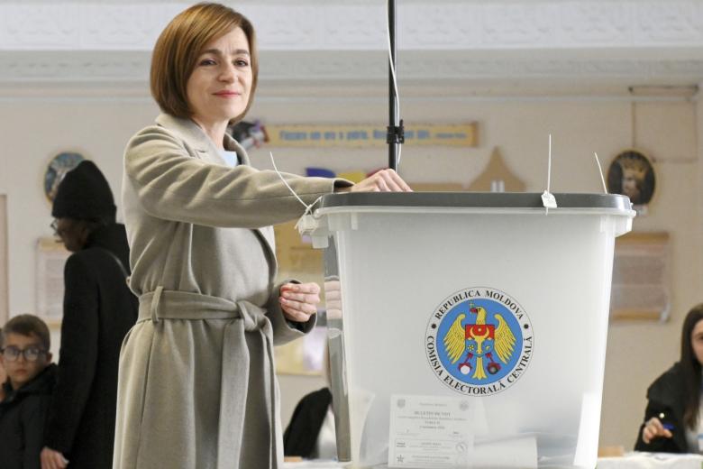 Майя Санду голосует во время второго тура президентских выборов
