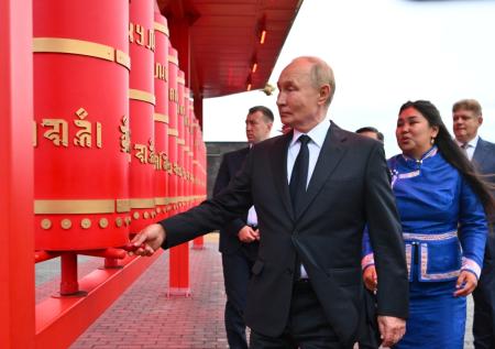 Появилось видео, как Путин крутит буддийские мантры