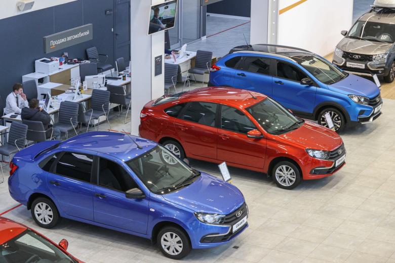 Автомобиль Lada Granta в автосалоне дилерского центра