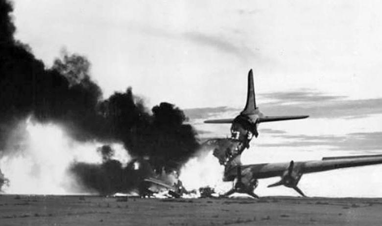 Американский C-54 Skymaster, уничтоженный на аэродроме северокорейскими истребителями