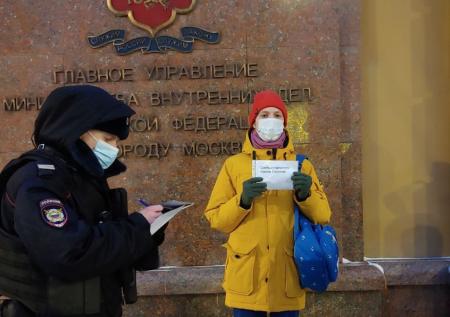 Пикеты в поддержку главреда «Медиазоны» начались в Москве