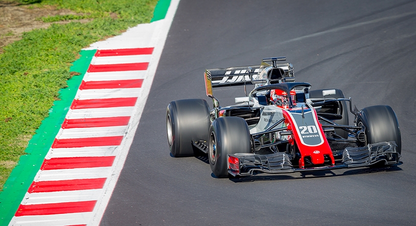 Болид команды Haas под управлением Кевина Магнуссена