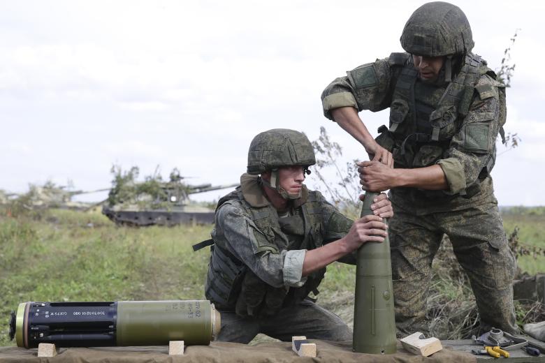 Военнослужащие собирают корректируемый артиллерийский боеприпас «Краснополь»
