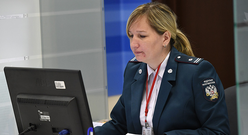 Сотрудница ФНС РФ за работой