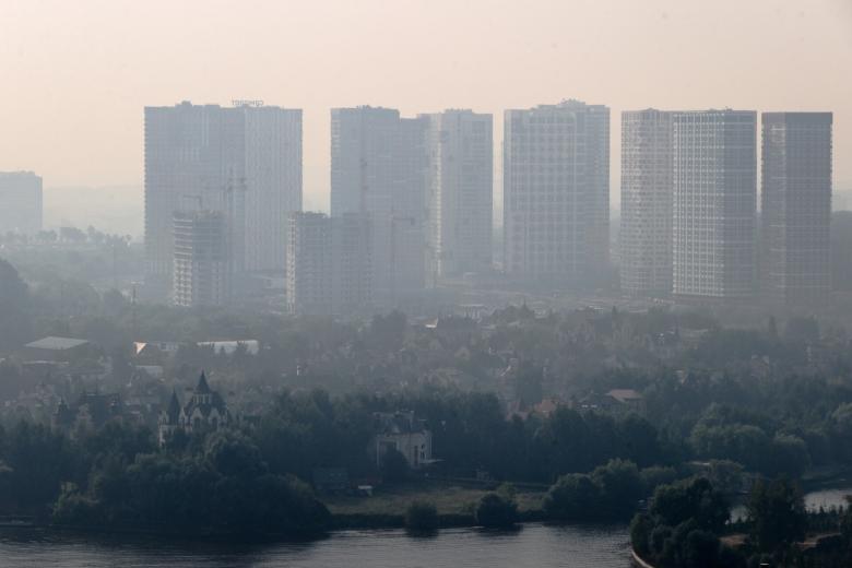 Смог от лесных пожаров в Рязанской области над Москвой