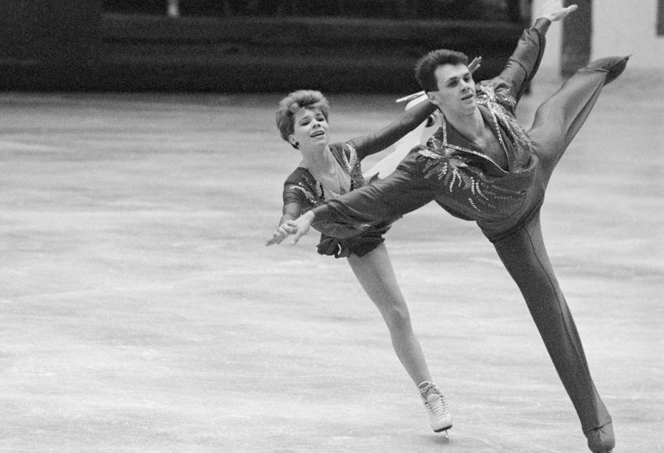 Минск. Чемпионат СССР по фигурному катанию. На снимке: чемпионы СССР Евгения Шишкова и Вадим Наумов, 1990 год