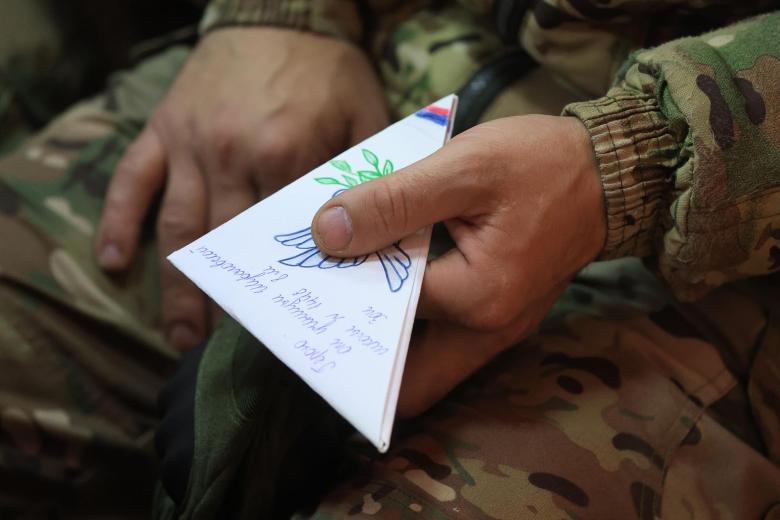 Военнослужащий держит в руках письма от детей