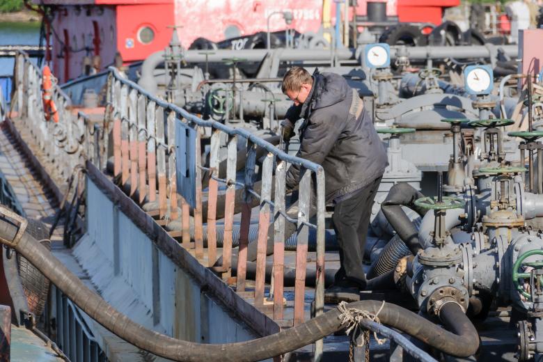 На палубе нефтяного танкера