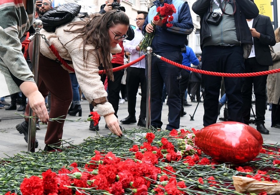 Люди возлагают цветы в память о жертвах террористического акта на улице Истикляль возле площади Таксим в Стамбуле