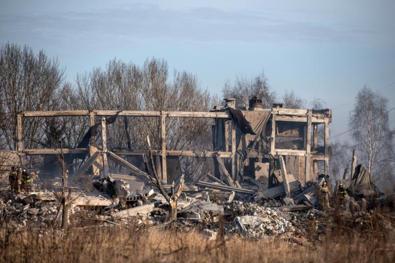 Сотрудники МЧС РФ разбирают завалы разрушенного здания ПТУ 19 в городе Макеевка