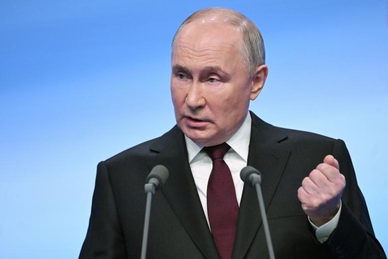 Кандидат в президенты РФ действующий президент РФ Владимир Путин выступает перед журналистами в своем избирательном штабе