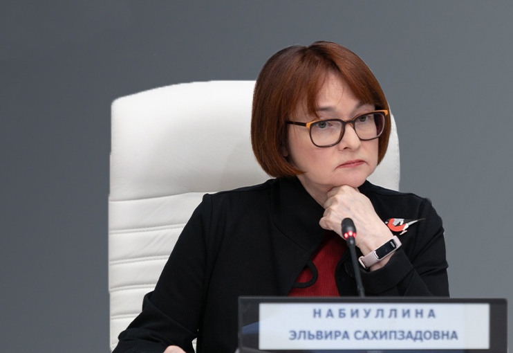 Брошь «Снегирь»  означает, что с приходом зимы расти инфляции в ближайшие месяцы не дадут 