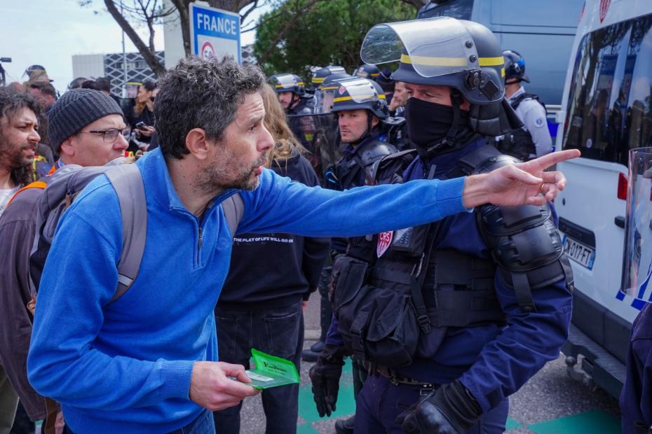 Демонстранты на улицах Ниццы, выступающие против пенсионной реформы. Протестующие в Париже хотят повторить 1995 год, когда им удалось добиться отмены проведения пенсионной реформы тогдашним премьер-министром Аленом Жюппе