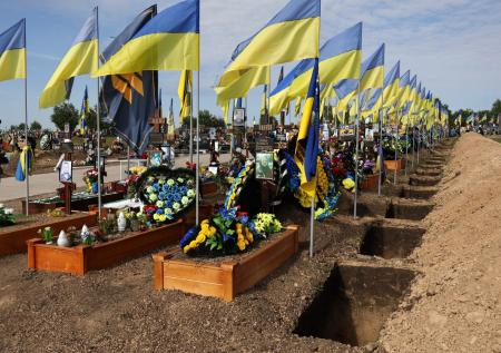 В украинском городе сняли на видео огромную вереницу фото погибших солдат