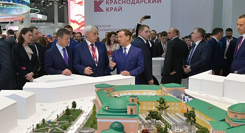 Дмитрий Козак, мэр Санкт-Петербурга Георгий Полтавченко и премьер-министр России Дмитрий Медведев (слева направо) на выставке «Сочи-2018»