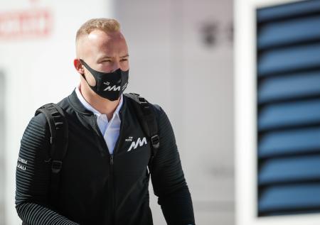 Мазепин объяснил причину преклонения колена на этапе Гран-при «Формулы-1»