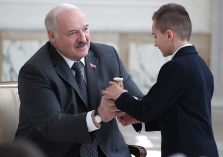 Лукашенко показал пионерам, как надо открывать сок