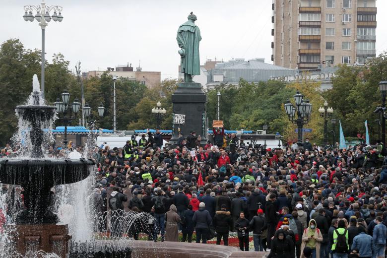Москва. Участники несанкционированной акции КПРФ по итогам выборов в Госдуму на Пушкинской площади