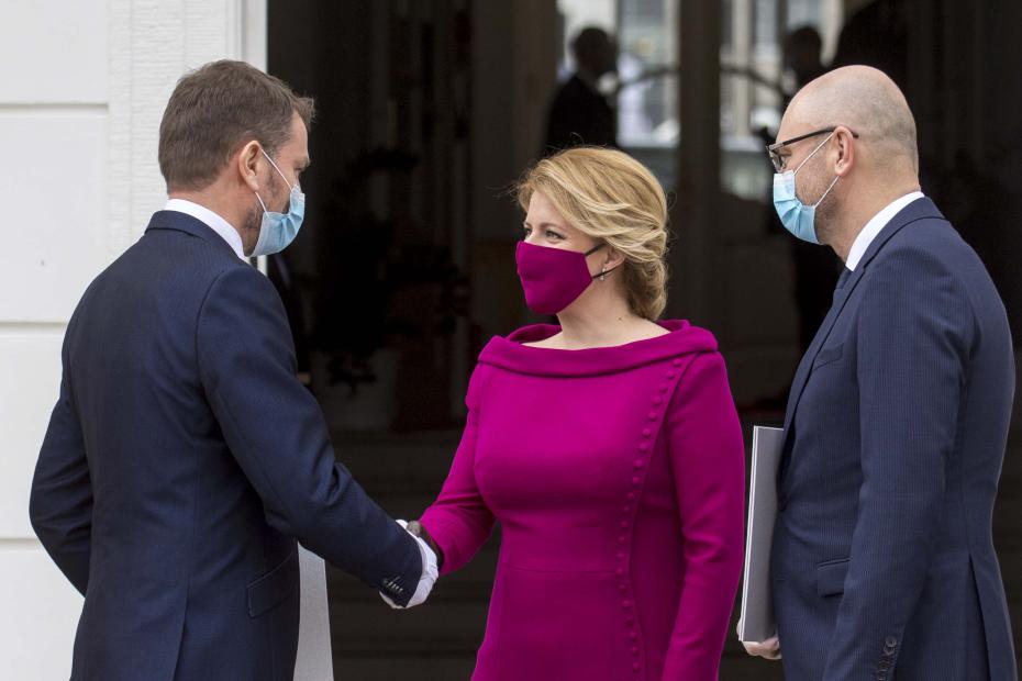 Президент Словакии Зузана Чапутова (в центре)  