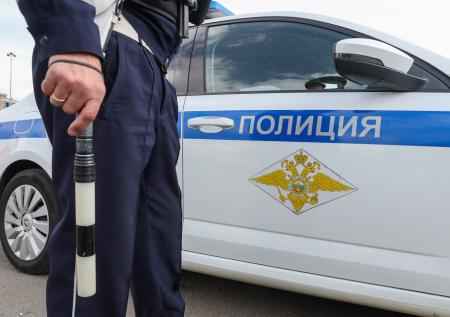 Молодой мотоциклист разбился, влетев в иномарку в центре российского города