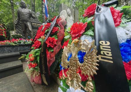 Усыпанная цветами могила Пригожина в Петербурге попала на видео