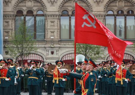 Россия передала Сербии копию Знамени Победы