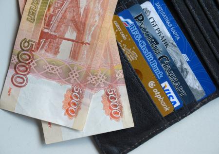 Ложка мёда в бочке дёгтя: зарплаты россиян растут, а доходы падают