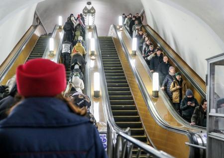 Девушка наглядно показала, почему нельзя сидеть на ступеньках в метро