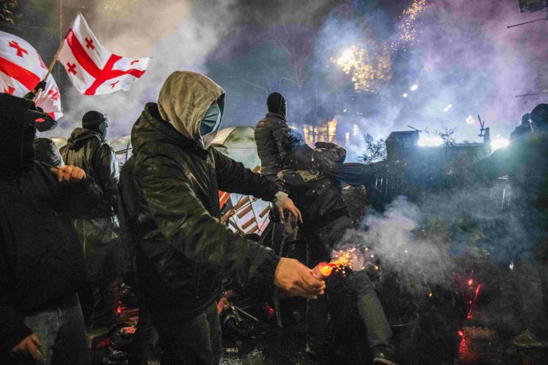 Тбилиси, Грузия. Протестующие стреляют фейерверками в полицию