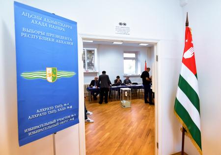 Хаджимба отказался участвовать в повторных выборах президента Абхазии