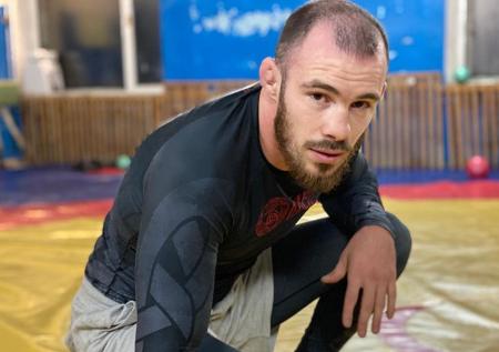 Тренер Богатова ударил бойца по лицу в перерыве 