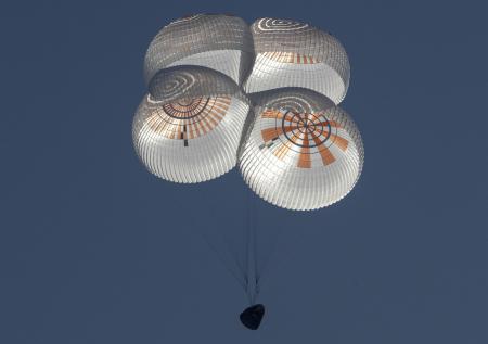 Приводнение Crew Dragon с российским космонавтом попало на видео
