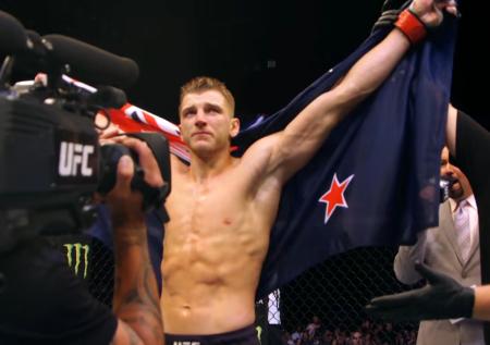 Чендлер нокаутировал Хукера в дебютном бою в UFC