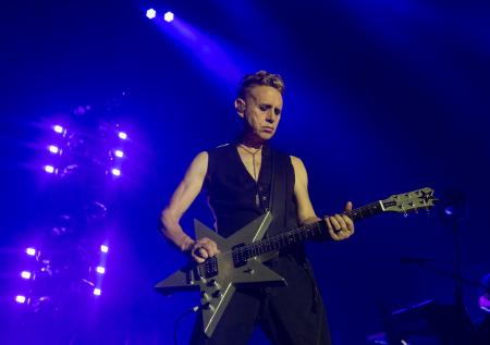 «Мне не нравятся весёлые песни»: автору хитов Depeche Mode исполнилось 60