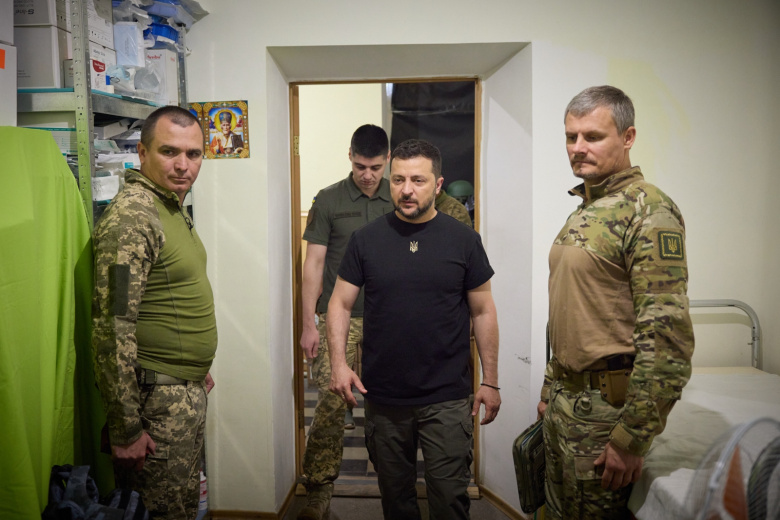 Владимир Зеленский (в центре)