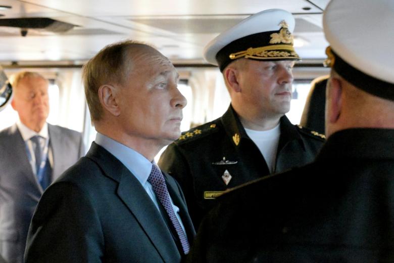 Владимир Путин во время посещения корвета «Резкий» в пункте базирования Приморской флотилии