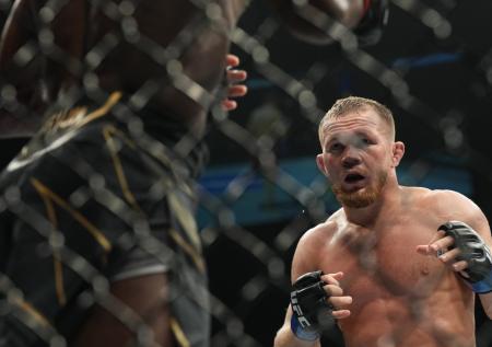 Петр Ян проиграл Шону О'Мэлли скандальным судейским решением на UFC 280