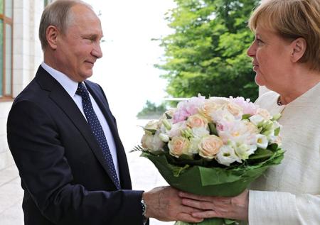 Туск осудил «флирт» политиков с Владимиром Путиным