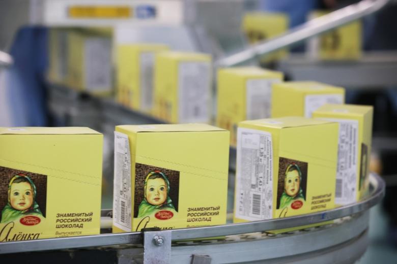 Упаковки шоколада «Аленка» на кондитерской фабрике «Красный Октябрь» в Москве