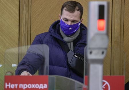 Контролёры начали проверять маски и перчатки у москвичей 