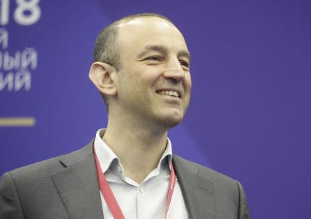 Глава совета директоров Тинькофф Банка покинул свой пост и уехал за границу
